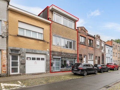 Ruime woning (+-297m²) met handelsruimte te Deurne!