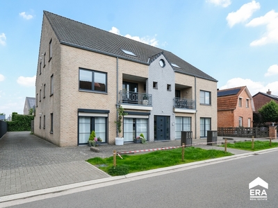 Verzorgd duplexappartement met terras en garage