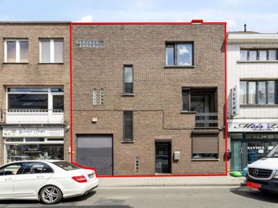 Gebouw met studio, duplex appartement en dubbele garage met