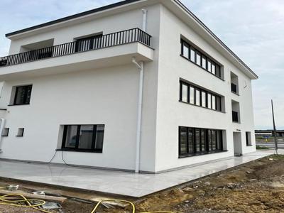 Kantoor + duplex appartement zicht op Albertkanaal