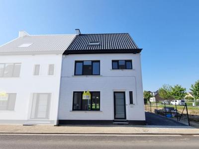 Mooie, gerenoveerde woning met 3 slaapkamers!