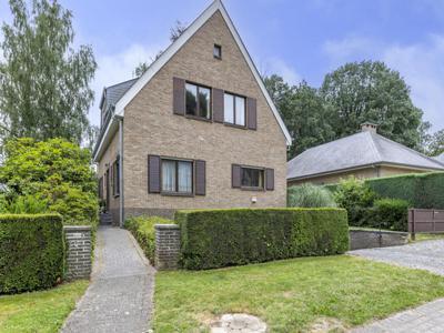 Statige ruime villa op 7a98 met 4 slaapkamers & zonnige tuin