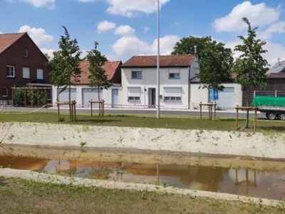 Twee woningen naast elkaar te koop in rustige straat in G...