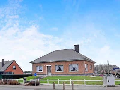 Degelijke, te moderniseren woning op 10a44ca