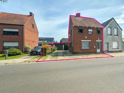 Centraal gelegen woning met 4are grond en 3 slpks te Mol!