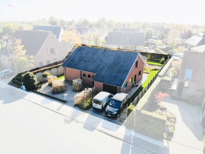 Goed georiënteerde villa met gelijkvloerse slaapkamer.