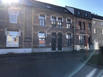 LEDE - Centraal gelegen, gerenoveerde rijwoning.