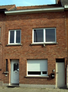 Rijwoning aan de stadsrand.