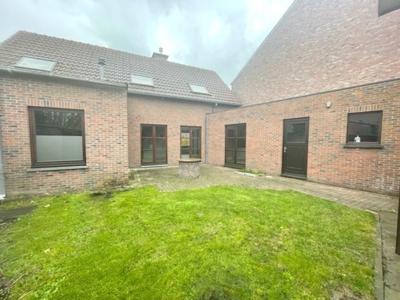 GELIJKVLOERS APPARTEMENT / BUNGALOW MET GARAGE EN CHARMAN...