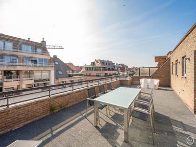 Gemeubeld - Prachtig gerenoveerde penthouse met uniek ruim