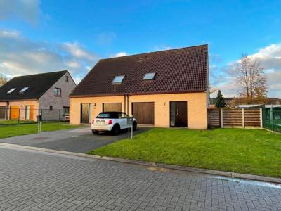 Half-open bebouwing met 3 slaapkamers, garage en tuin, ge...