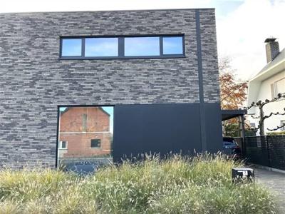 Modern en recente woning met 3 slaapkamers en tuin