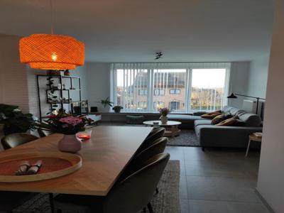 Mooi gerenoveerd appartement met 2 slpk en garage te huur