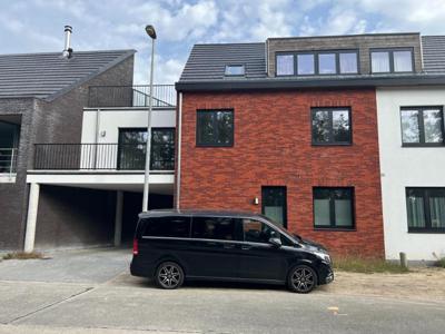 Uitzonderlijk gelegen recent woonhuis met garage