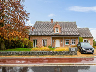 Zeer ruime woning op een perceel van bijna 30 are