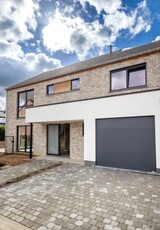 Schitterend nieuw huis met 3 gevels in een kleine behuizing