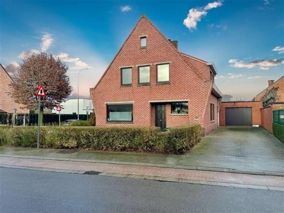 Alleenstaande hoekwoning met 3 slaapkamers, garage en tuin t