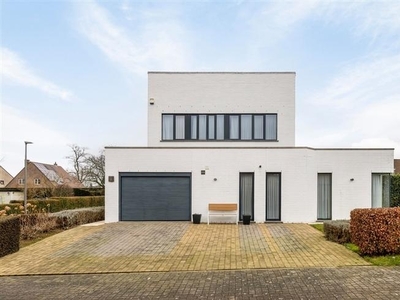 Eigentijdse villa in een rustige straat