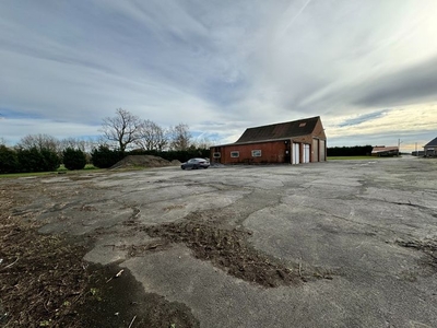 Loods op groot stuk grond (1ha40a)