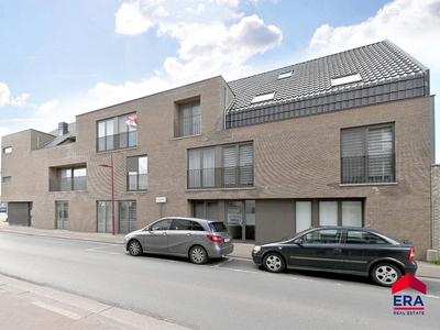 Penthouse met 4 slaapkamers, 2 badkamers en garage!