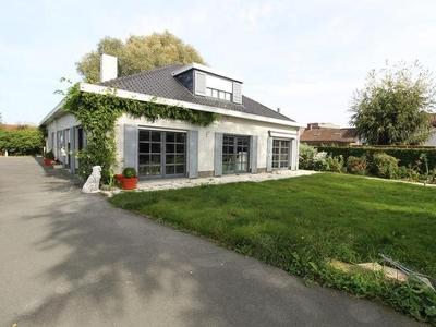 Villa van de jaren 70 op een mooi perceel van 2179m² nabij c