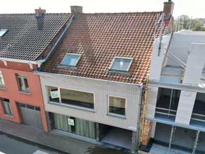 Woning met handelsruimte en garage te koop in Kortemark