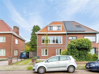 Gezellig duplex-appartement met tuin en garage nabij hartje