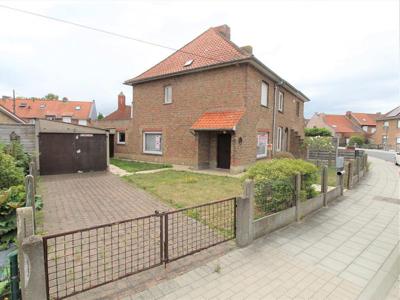 Te renoveren, halfopen bebouwing op 276m². (Ref. 15370)