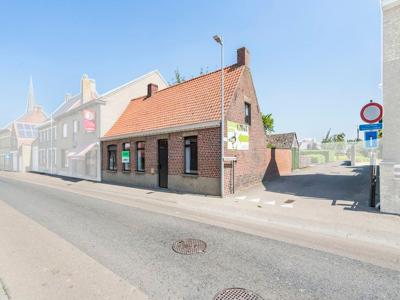 Te renoveren woonst met garage en aangename koer in Westvle…