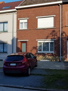 Instapklare rijwoning met 2 slaapkamers, bureau en tuin.