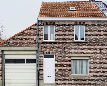 INSTAPKLARE WONING MET RUIME GARAGE EN BINNENPLAATS