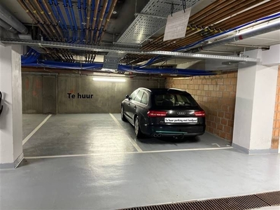 Parkeerplaats met laadpaal