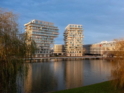 TE HUUR: Nieuwbouw drie-slaapkamer-appartement met verwar...