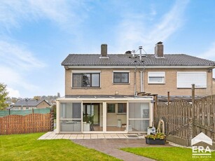 Eengezinswoning met drie slaapkamers en tuin