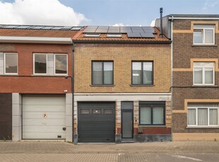 Grote hal met gerenoveerde woning