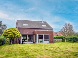 Moderne, ruime villa met 3 slpk garage, tuin, bijgebouw.