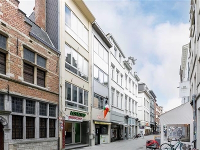 Handelspand met woonst (281m2) in hartje Antwerpen.