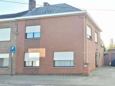 Huis te koop in Op Te Frissen Halfopen Bebouwing Met Zonnige Tuin Berlare