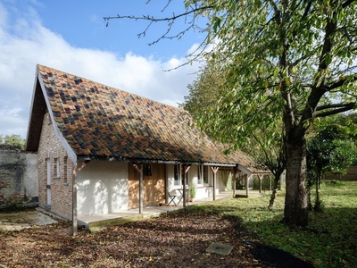 Laagbouw villa met 3 slaapkamers en charmant bijgebouw .