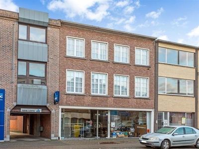 Polyvalent winkelpand met grote woonst in het centrum van Vo