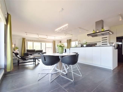 Riante penthouse met 2 garages en 2 autostaanplaatsen.