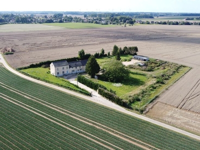 Uitzonderlijk landgoed met manege, stallen en weide