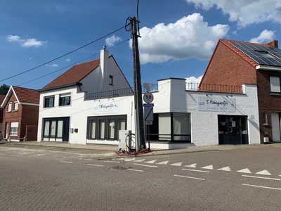 Woning met handelsruimte en magazijn vlakbij centrum Beerse