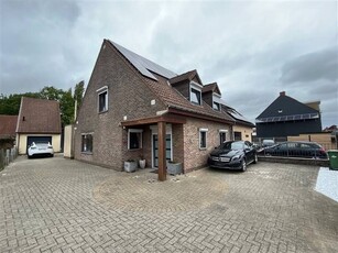 PRACHTIGE HALFOPEN BEBOUWING MET 4 SLAAPKAMERS EN GARAGE