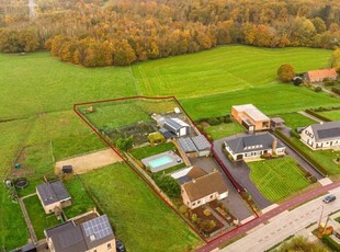 Moderne en instapklare woning met zwembad + bijgebouw