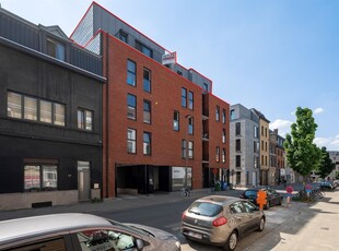 Penthouse met 4 slpks en 2 badkamers en 4 staanplaatsen te koop op toplocatie!