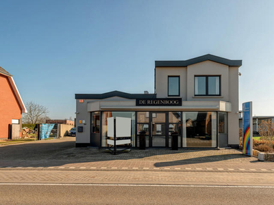 Handelspand met groot terras en parkeermogelijkheden.