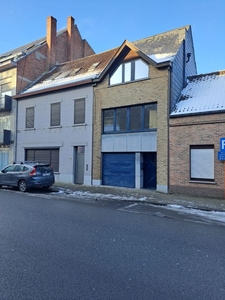 Instapklare centraal gelegen woning met garage te Asse.