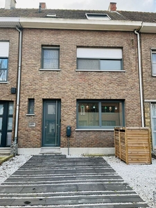 Instapklare rijwoning met vier volwaardige slaapkamers