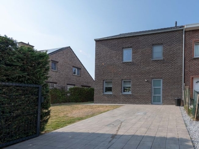 Moderne energiezuinige woning met 3 slaapkamers en tuin.